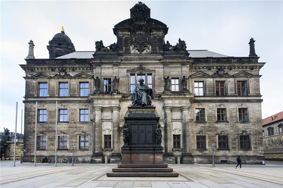 Das Oberlandesgericht Dresden hat ein Verfahren gegen Blockierer des DHL-Luftkreuzes an das zuständige Amtsgericht zurückgewiesen. (Archivbild) Robert Michael/dpa