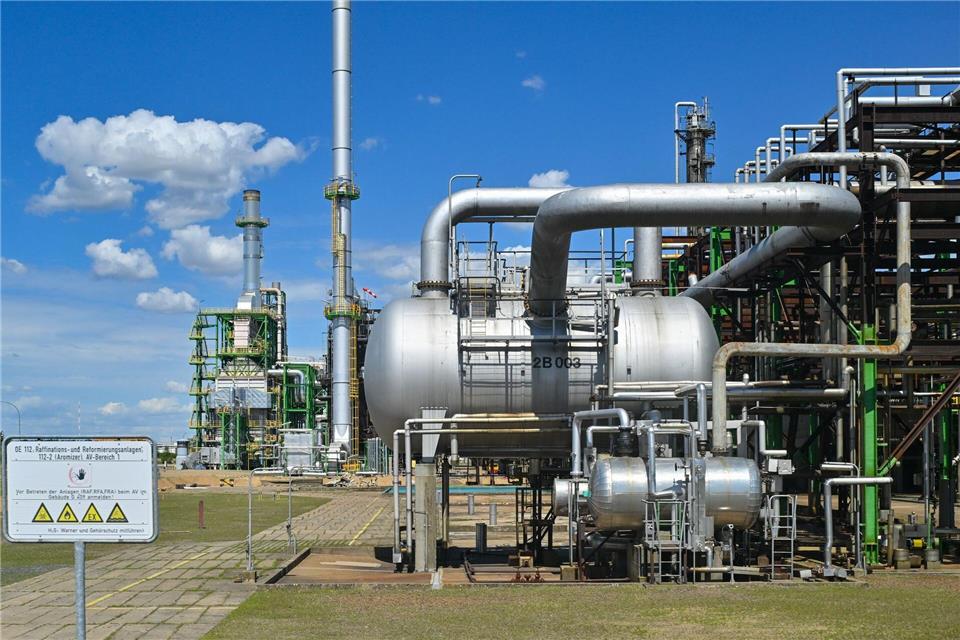 Das Oberlandesgericht Düsseldorf hat eine Beschwerde von Rosneft Deutschland gegen den Verkauf von Shell-Anteilen an der Raffinerie PCK zurückgewiesen (Archivbild).Patrick Pleul/dpa