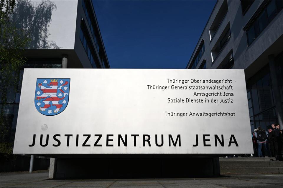 „Geschmacklose Entgleisung“ - Richter muss nicht vor Gericht  Das Oberlandesgericht in Jena sieht in einem Facebook-Post über Sinti und Roma eines Geraer Richters keine Volksverhetzung. (Symbolbild)Martin Schutt/dpa