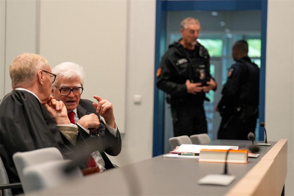 Das Oberlandeslandesgericht hob den Freispruch des Arztes und Unternehmers Winfried Stöcker des Landgerichts Lübeck auf.Martin Ziemer/dpa