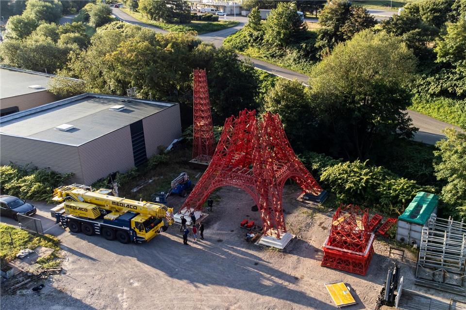 Das Oberteil und das untere Element des Eiffelturm-Nachbaus wurden mit einem Kran aufeinandergesetzt.Hannes P. Albert/dpa