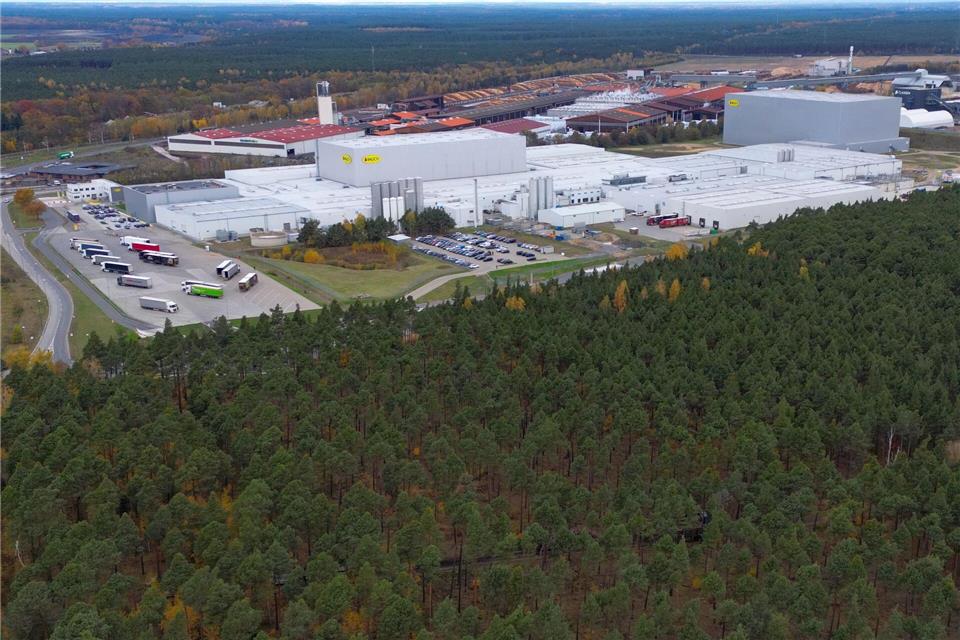 Das Oberverwaltungsgericht Berlin-Brandenburg erklärte den Bebauungsplan in Baruth/Mark zur Erweiterung eines Industriegeländes für „nicht vollziehbar“. Betroffen ist der geplante Bau eines Dosen-Werks für Red Bull. (Archivbild) Patrick Pleul/dpa