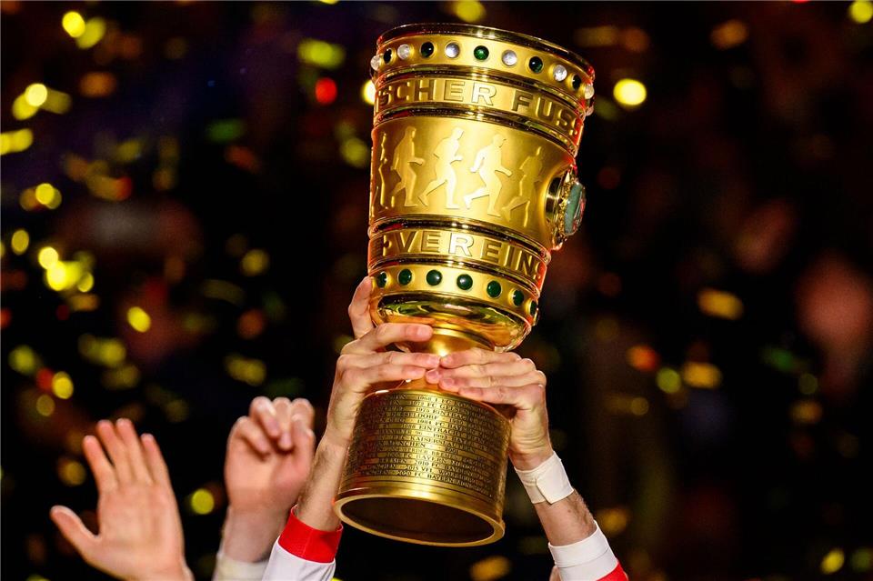 Zweitliga-Duell für Hertha - RSV Eintracht gegen Lautern Das Objekt der Begierde: der goldene Pokal.Tom Weller/dpa