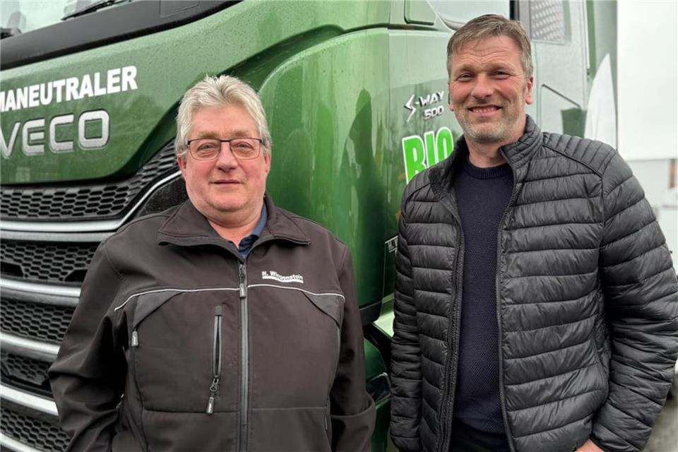 Das Ochtruper Unternehmen Wiegenstein hat bereits rund 80 Lkw mit Bio-CNG auf den Markt gebracht. (v.l.) Hans-Werner Wiegenstein (l.), langjähriger Geschäftsführer und inzwischen Mitarbeiter des Unternehmens und Sebastian Bröker, Mitbegründer der Firma Biomethan Nienborg.