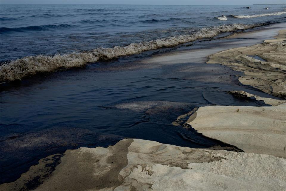 Das Öl eines Tankers wurde bis an die emiratischen getragen. UGC/AP/dpa