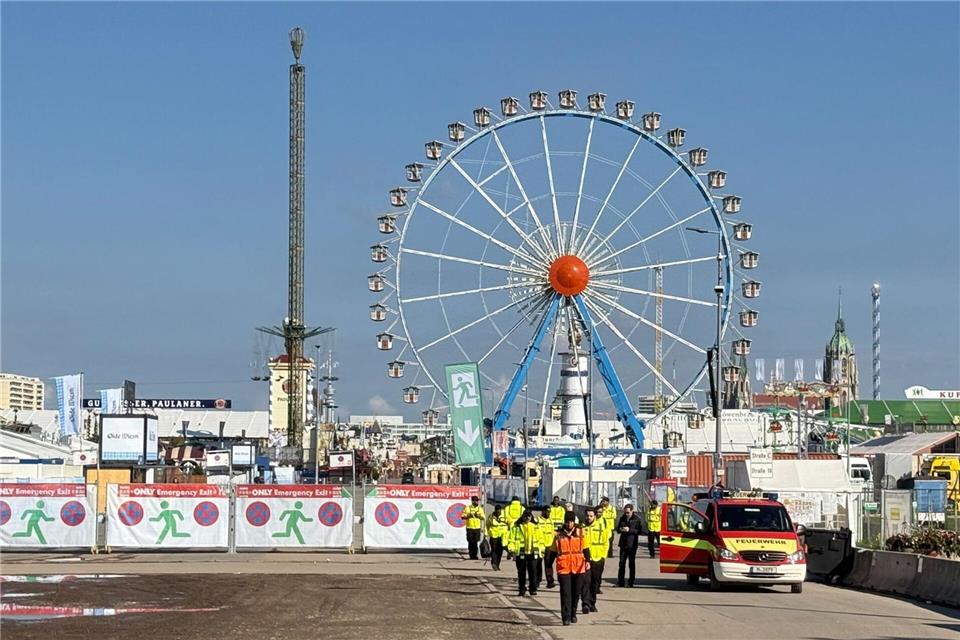 Das Oktoberfest bleibt bis mindestens 17 Uhr geschlossen.Christof Rührmair/dpa