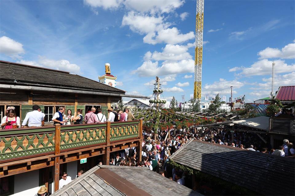 Das Oktoberfest in München begann bei weiß-blauem Himmel.Karl-Josef Hildenbrand/dpa