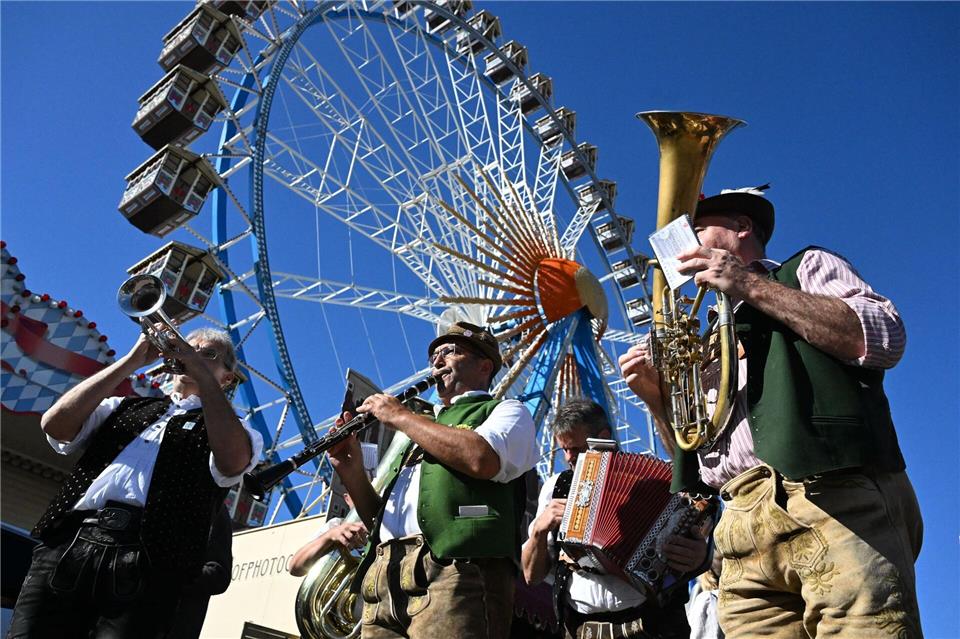 190. Oktoberfest startet Das Oktoberfestgelände mit Riesenrad. Felix Hörhager/dpa