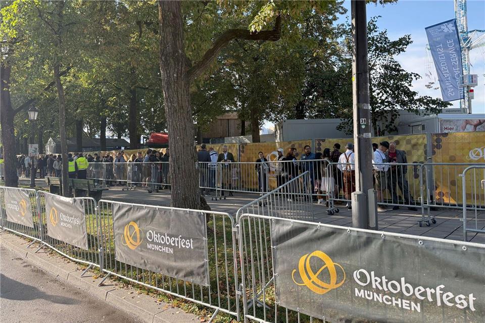 Das Oktoberfestgelände war wegen einer Bombendrohung abgesperrt.Manuel Schwarz/dpa