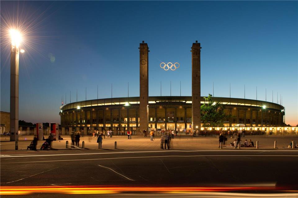 Olympiastadion für NFL umgebaut: breitere Türen, mehr Klos  Das Olympiastadion wurde für das NFL-Spiel teilweise umgebaut. (Archivbild)Soeren Stache/dpa