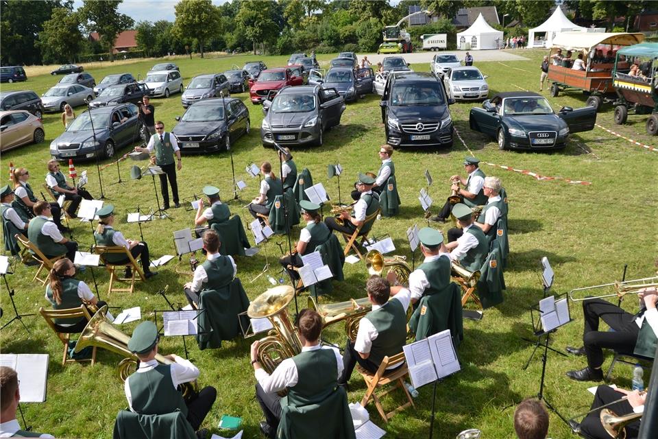 Das Open-Air-Konzert verfolgten die Zuhörer in ihren Autos.