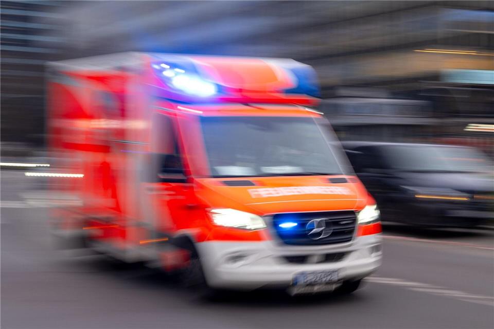 Das Opfer des Angriffs in Berlin-Buch wurde in ein Krankenhaus gebracht. (Symbolbild)Monika Skolimowska/dpa