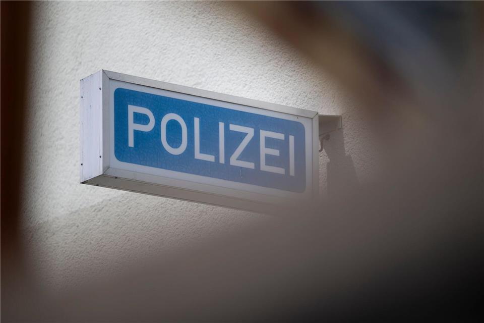 Das Opfer musste in einer Klinik notoperiert werden. (Symbolbild)Marijan Murat/dpa