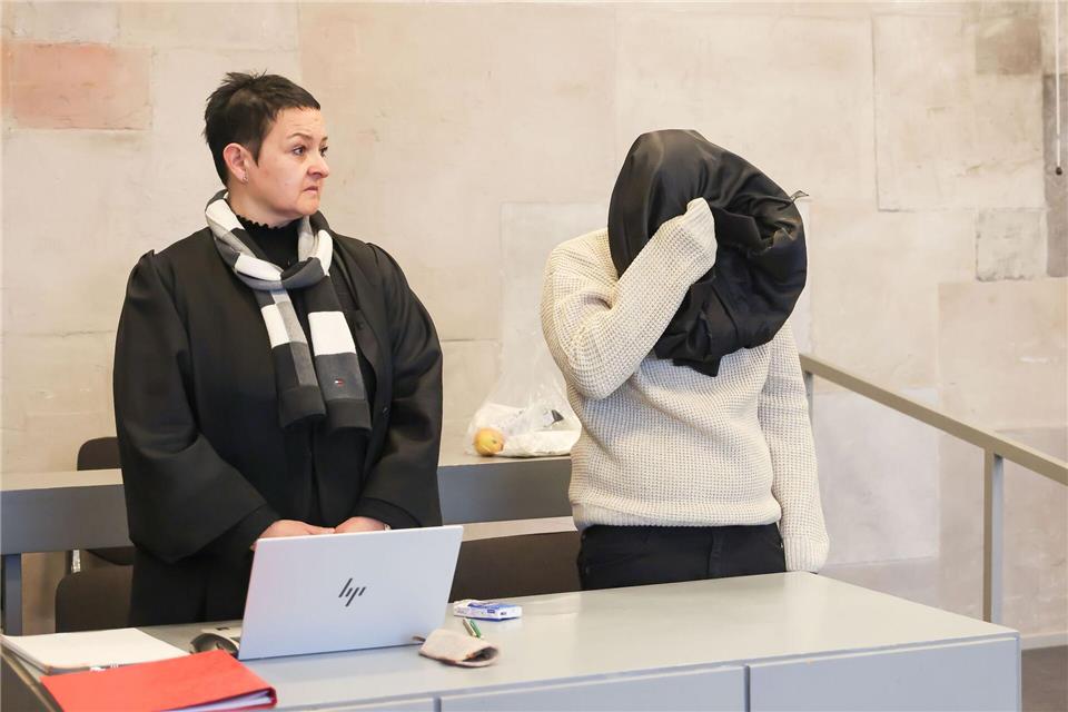 Das Opfer soll die Angeklagten nur um eine Zigarette gefragt haben - dann kam es zum Streit. (Archivbild)Daniel Löb/dpa