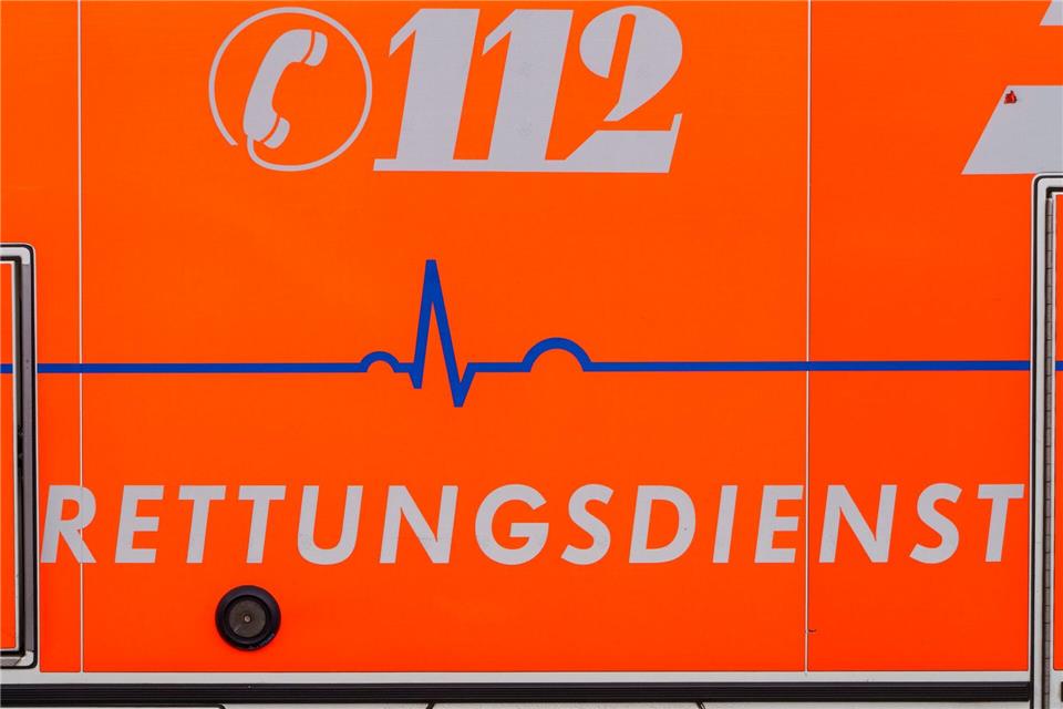 Das Opfer wurde schwer verletzt in eine Klinik gebracht. (Symbolbild)Andreas Arnold/dpa