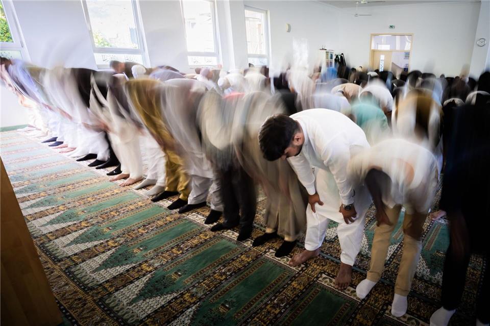 Das Opferfest Eid al-Adha gehört zu den wichtigsten religiösen Feiertagen der Muslime. Christoph Soeder/dpa