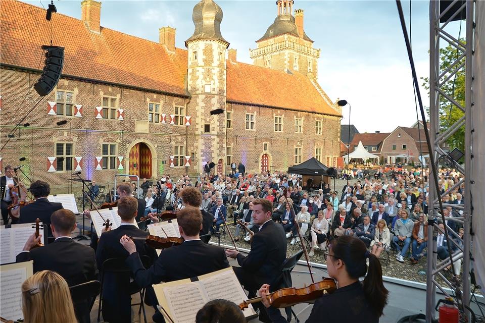 Das Orchester „festival:philharmonie westfalen“ machte den Auftakt der Reihe vor der Kulisse am Wasserschloss Raesfeld.