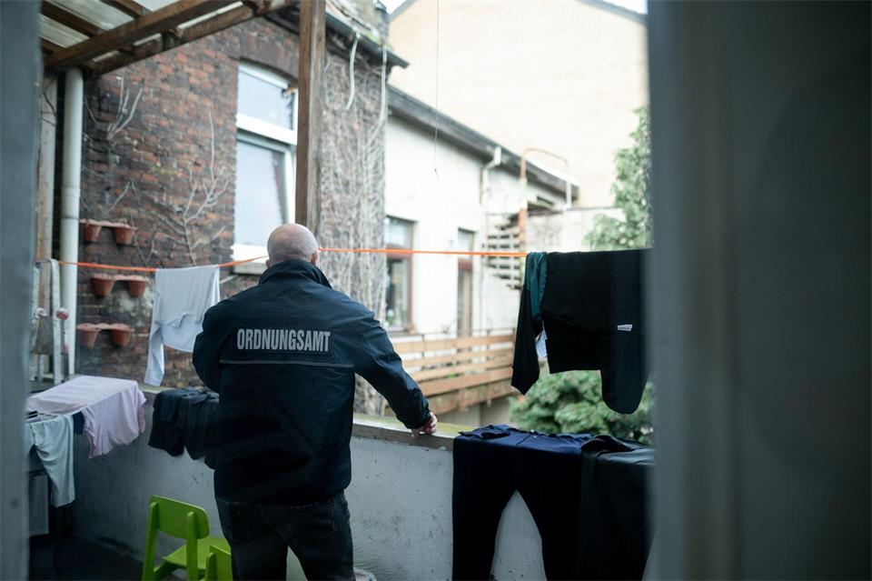 Das Ordnungsamt, viele weitere Behörden und die Feuerwehr kontrollieren Problemimmobilien in NRW - dieses Haus ist wegen Brandschutzmängeln nicht mehr bewohnbar. Fabian Strauch/dpa