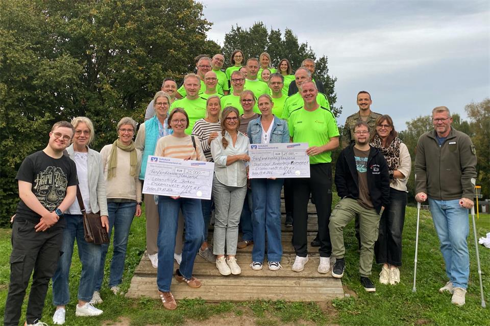 Das Orga-Team des 24-Stunden-Laufs übergibt die Spenden an die Lebenshilfe und den Kinderhospizverein.