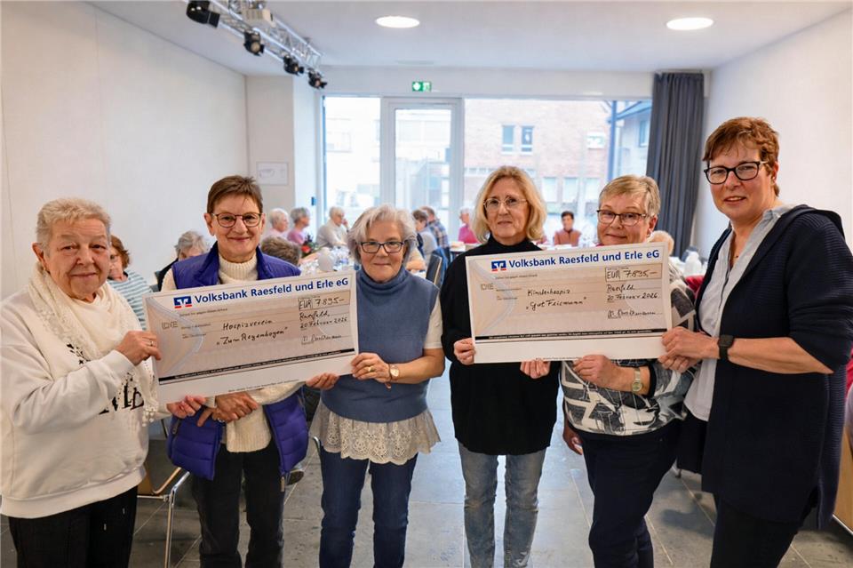 Das Organisations-Team des Basars „Herzblut“ hat die Spenden des jüngsten Basars an zwei Hospize übergeben.