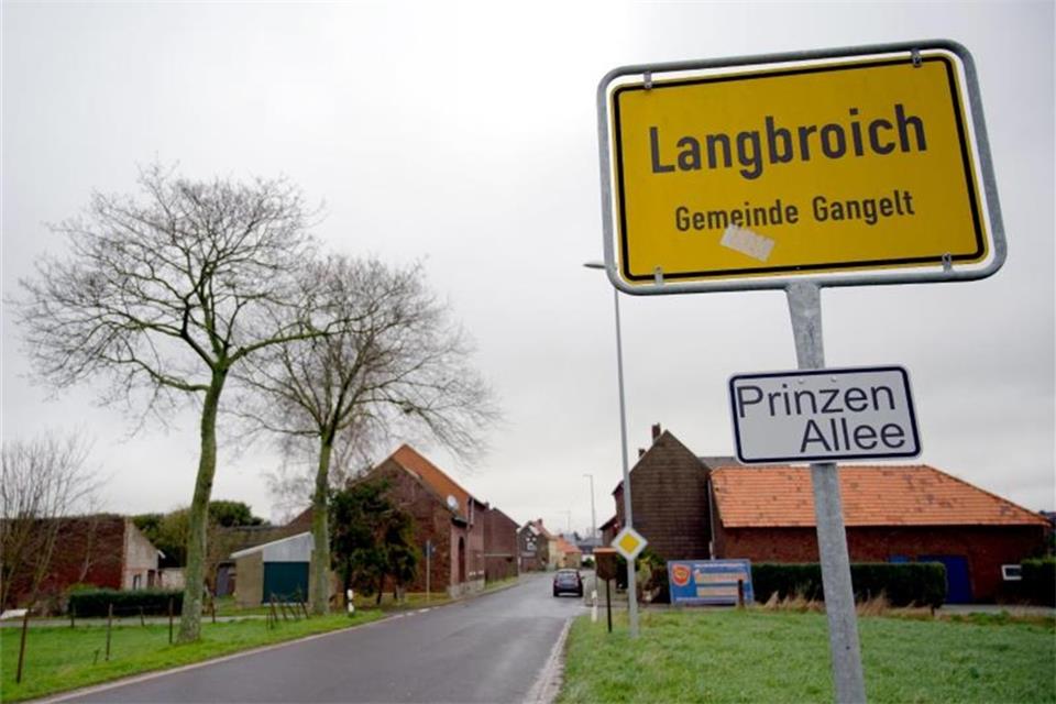 Das Ortsschild von Langbroich, einem Ortsteil der Gemeinde Gangelt, ist am Rand des Ortes zu sehen. Aus diesem Ort kommt der erste bestätigte Coronavirus-Fall in Nordrhein-Westfalen. Foto: Henning Kaiser/dpa