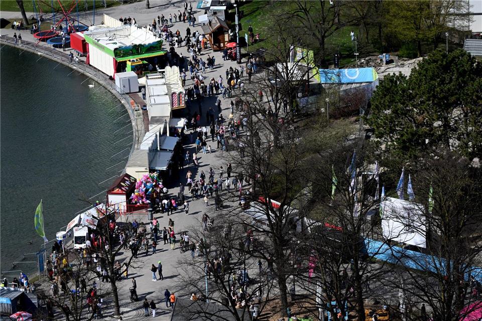 Das Osterfest im Olympiapark mit Buden, Clownshows und Bastelevents lockte Hunderte kleine und große Besucher an. Felix Hörhager/dpa