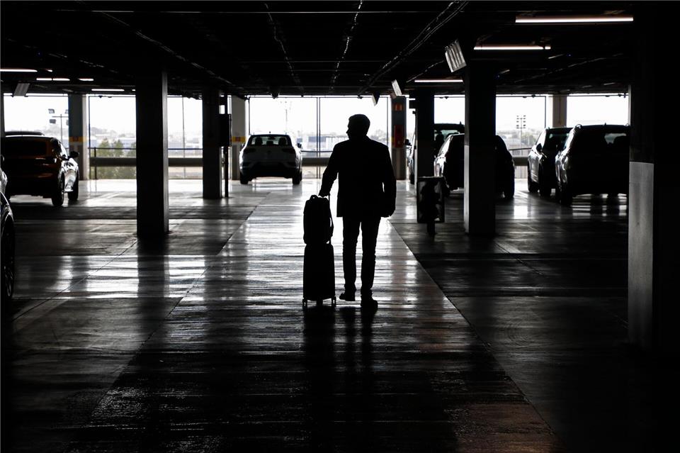 Das Parkhaus einer Autovermietung. Mietwagen werden über Ostern in Deutschland teurer sein als im Vorjahr, in etlichen anderen Ländern jedoch günstiger. (Symbolbild)Clara Margais/dpa