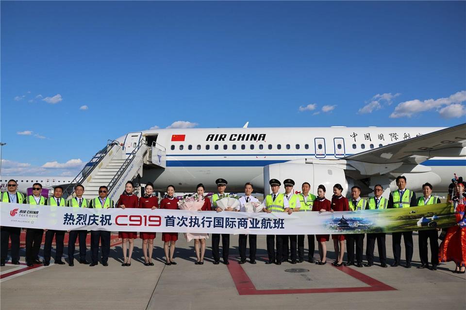 Das Passagierflugzeug vom Typ C919 nach dem ersten internationalen Flug von Peking nach Ulan Bator. Der Hersteller Comac will Airbus und Boeing Konkurrenz machen. Bolortsetseg/XinHua/dpa