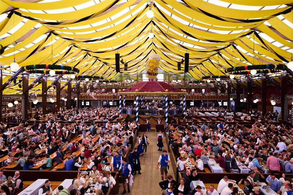Das Paulaner-Festzelt ist das eine der beiden Zelte, um die es exemplarisch vor Gericht ging. (Archivbild) Sven Hoppe/dpa