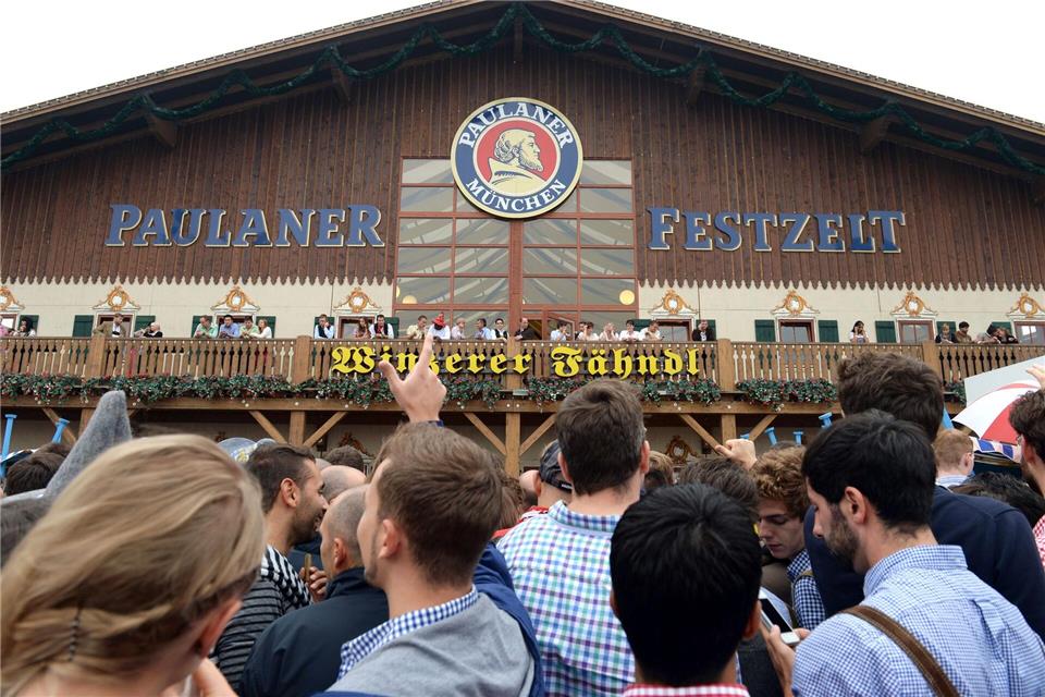 Das Paulanerzelt bekommt einen neuen Wirt oder eine Wirtin. (Archivfoto) picture alliance / dpa
