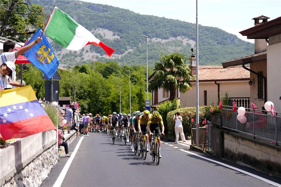 Das Peloton auf der 20. Etappe des Giro d’Italia.Fabio Ferrari/LaPresse/AP/dpa