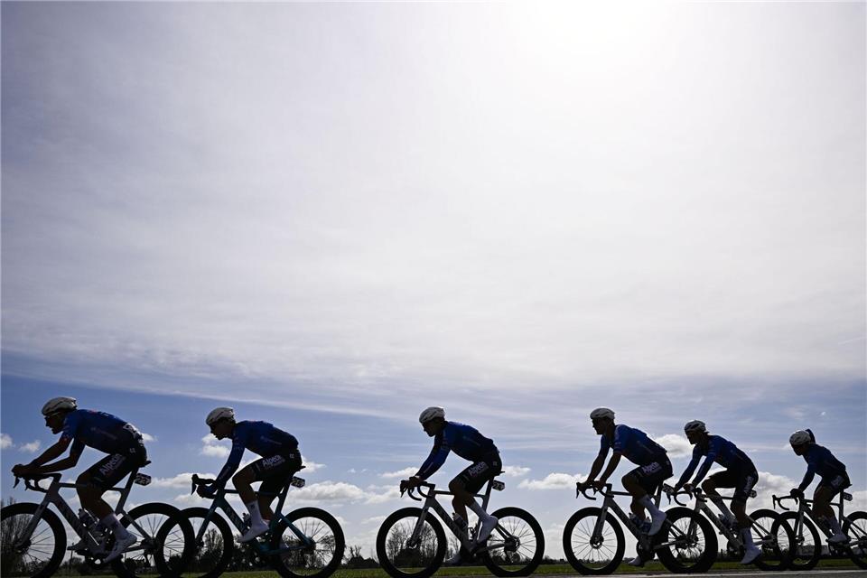 Das Peloton beim Rennen In Flanders Fields in Belgien.Jasper Jacobs/Belga/dpa
