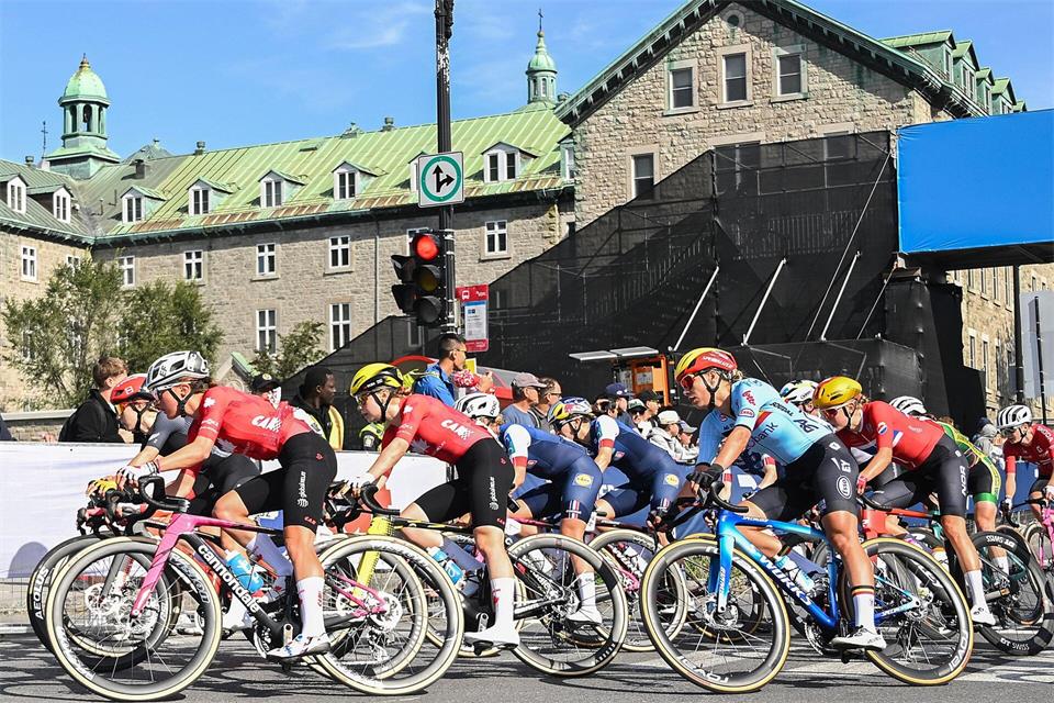 Das Peloton des Frauenrennens bei der Rad-WM.Graham Hughes/The Canadian Press/AP/dpa