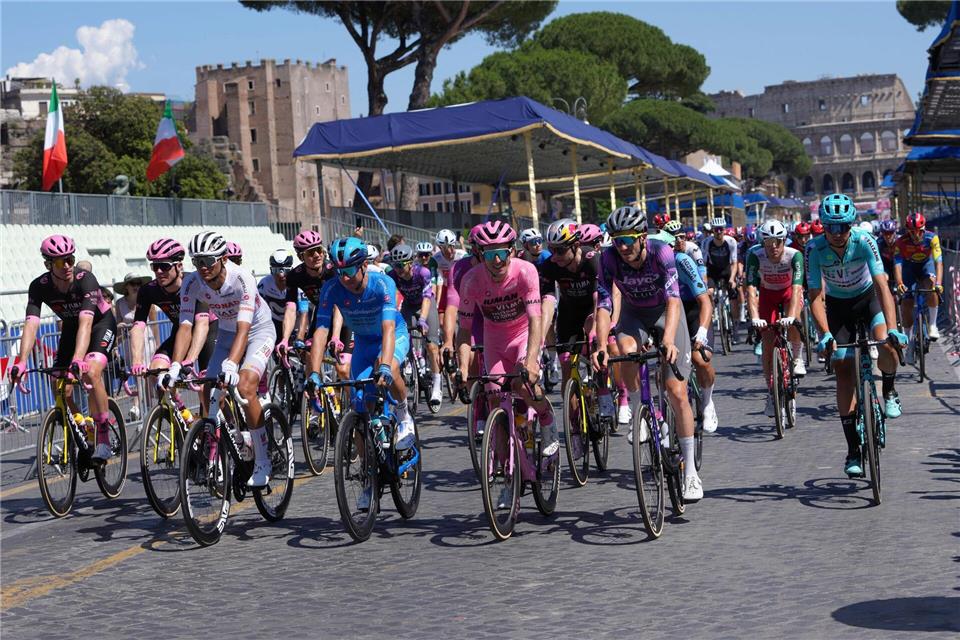 Stopp im Vatikan: Papst Leo XIV. segnet Giro-Peloton Das Peloton des Giro in Rom.Alessandra Tarantino/AP/dpa