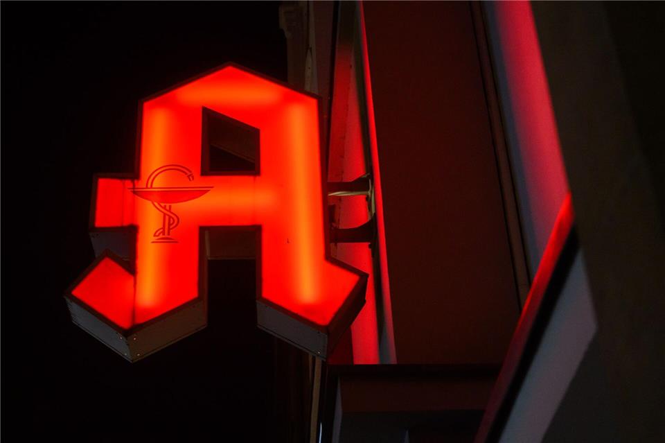 Das Pharmaunternehmen Zentiva hat eine Charge des Medikaments Ibuflam mit dem Wirkstoff Ibuprofen von Großhändlern und Apothekern zurückgerufen. (Symbolbild)Julian Stratenschulte/dpa