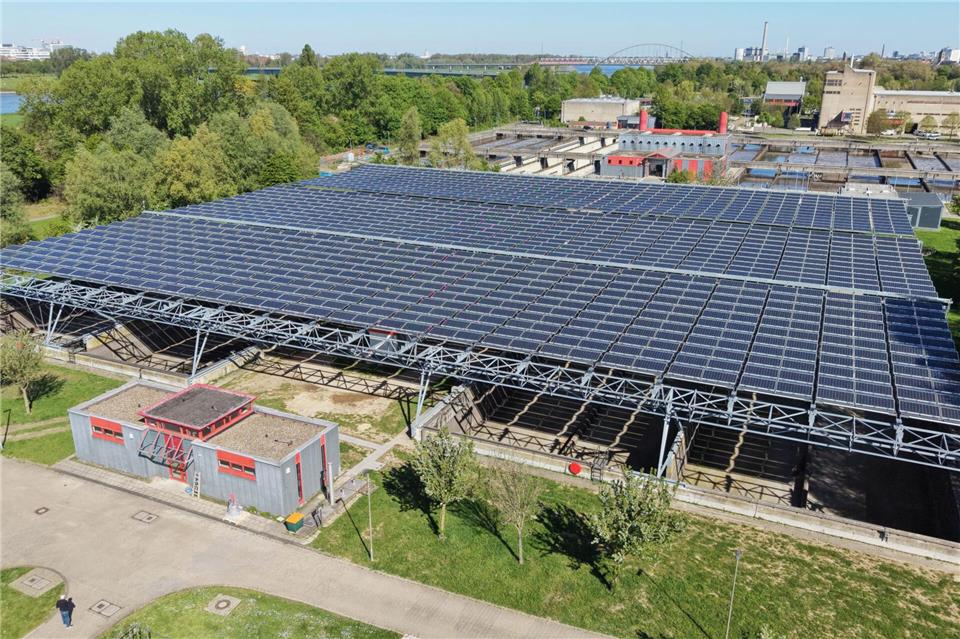 Das Photovoltaik-Faltdach auf dem Klärwerk Düsseldorf Süd dient als Vorbild für den Antrag der Borkener CDU.