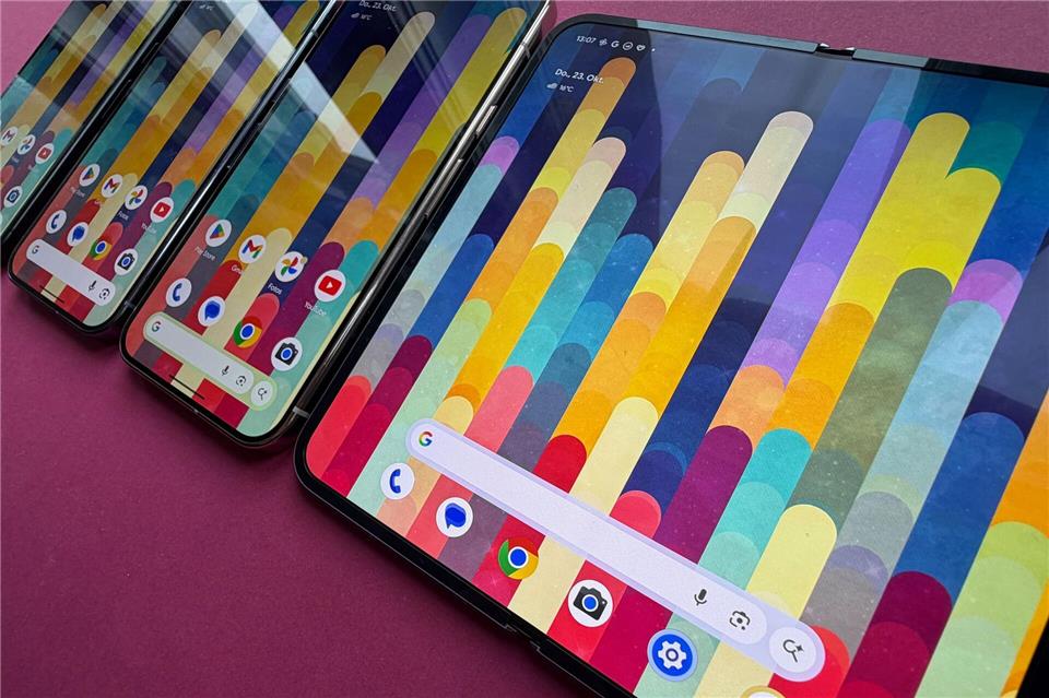 Google Pixel 10: KI statt Hardware-Revolution  Das Pixel 10 Pro Fold (vorne) ist derzeit das teuerste Smartphone von Google.Christoph Dernbach/dpa-tmn