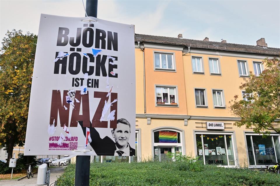 Das Plakat der Brandenburger Linken in Fürstenwalde/Spree mit der Aufschrift „Björn Höcke ist ein Nazi“ ist nach Beurteilung der Staatsanwaltschaft Frankfurt (Oder) nicht strafbar. Patrick Pleul/dpa