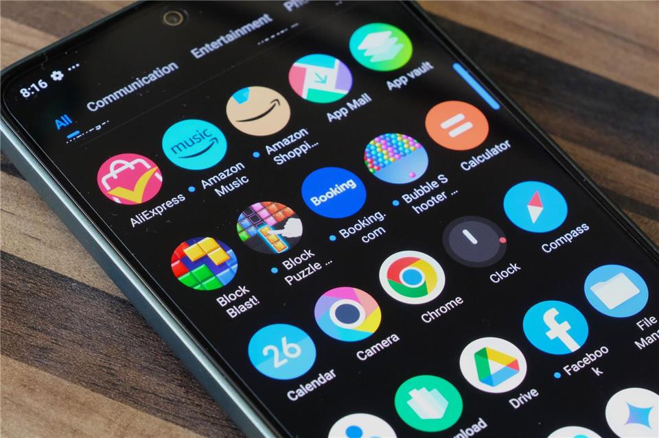 Das Poco M7 kommt mit einem wirklich anständigen, hellen OLED-Display - leider aber auch mit vielen vorinstallierten Apps, die man möglicherweise nicht braucht.Coman Hamilton/dpa-tmn