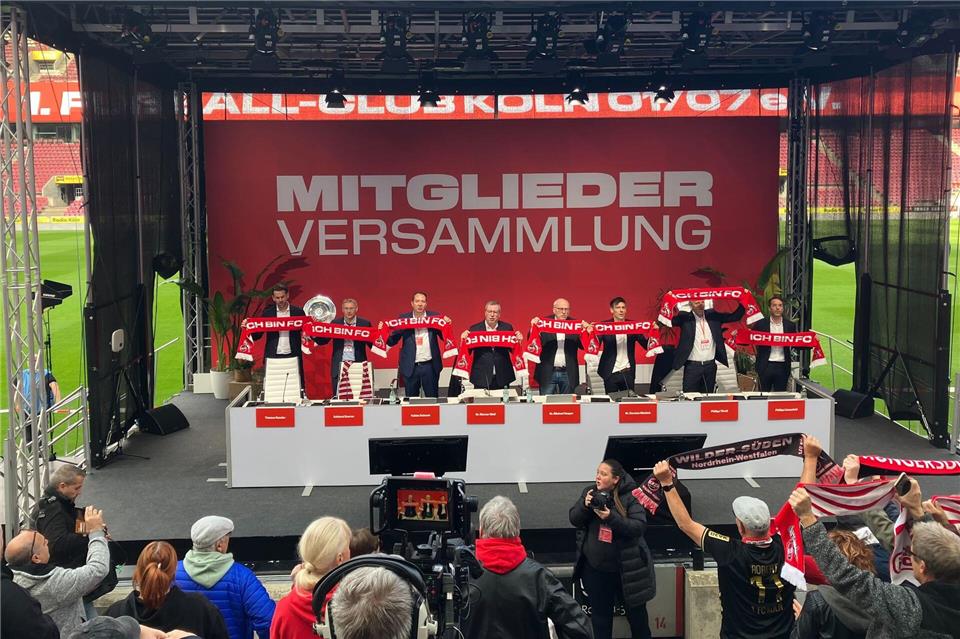 Das Podium bei der Mitgliederversammlung des 1. FC Köln. Jana Glose/dpa
