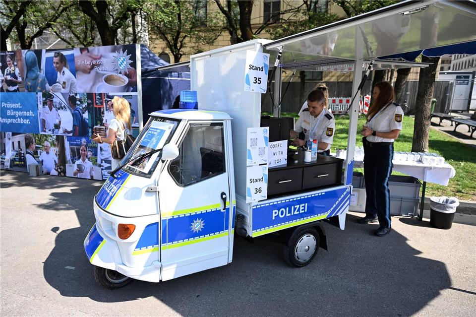 Das Polizeifahrzeug hat 2,45 PS und erreicht theoretisch bis zu 38 Kilometer pro Stunde. Felix Hörhager/dpa