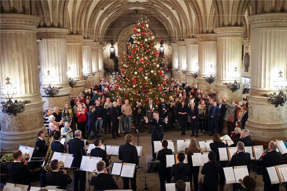 Das Polizeiorchester musiziert im Rathaus. Christian Charisius/dpa