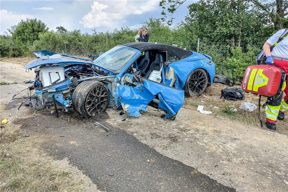 Das Porsche-Wrack steht an einem Feldweg. Jason Tschepljakow/dpa