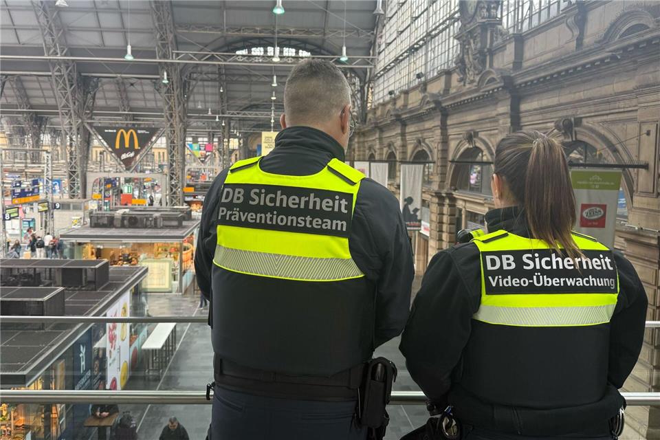 Das Präventionsteam am Hauptbahnhof muss immer den Überblick bewahren.Mona Wenisch/dpa