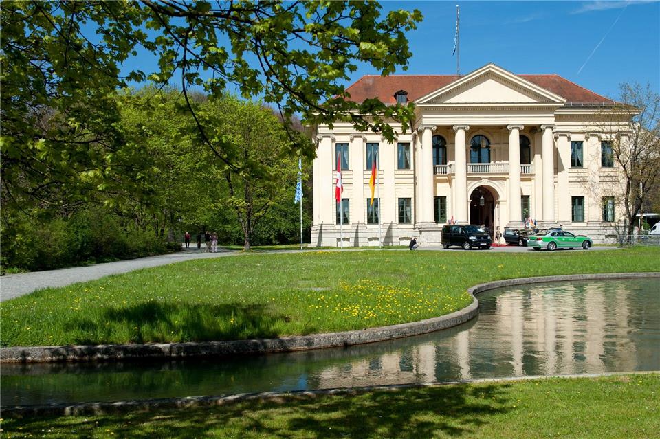 Das Prinz Carl-Palais und der Bach. Links des Gebäudes (nicht im Bild) liegt die Staatskanzlei. (Archivbild)picture alliance / dpa