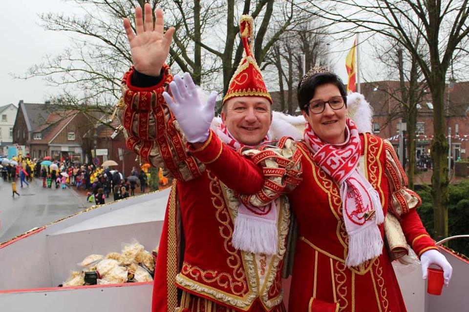 Das Prinzenpaar des RCV startete gut gelaunt in den Rosenmontagszug.