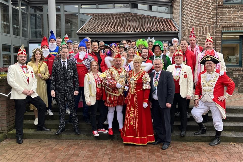 Das Prinzenpaar und Gefolge hatten sich zum Rathausbesuch angekündigt.