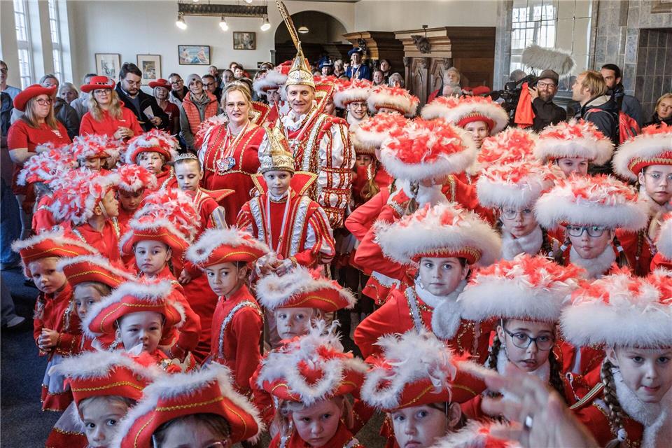 Das Prinzenpaar und ihre Jecken zogen ins Rathaus. Markus Scholz/dpa