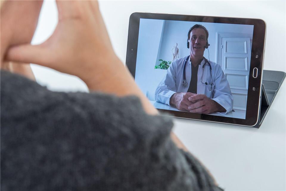 Das Prinzip der assistierten Telemedizin in Apotheken: Das Fachpersonal kümmert sich um die Einrichtung der Technik - und lässt Patientin oder Patient dann mit dem Arzt allein, sobald die Sprechstunde beginnt. Christin Klose/dpa