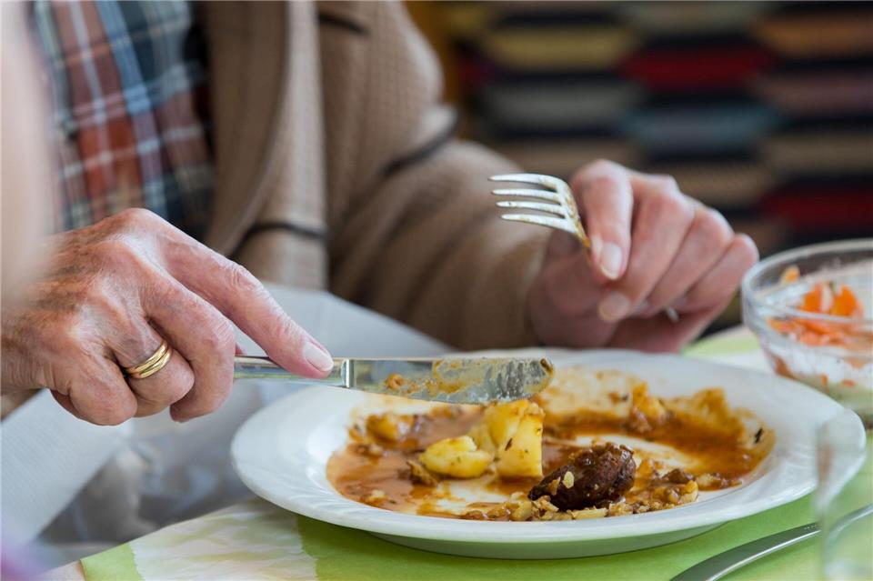 Das Projekt soll ärmeren alten Menschen ein warmes Mittagessen ermöglichen. (Symbolbild)Daniel Karmann/dpa